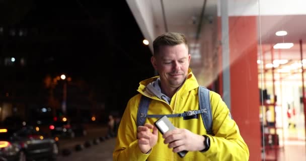 Tourist Backpack Smartphone Street Happily Waving Hand Meets Friends Call — Vídeo de Stock