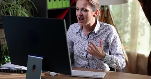 Business Woman Screaming Angry Expression Computer Emotions Aggression Cyber Threats — Vídeo de stock