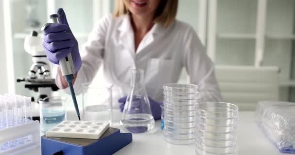 Scientist Analyzes Liquid Pipette Extract Toxins Samples Testing Water Quality — Vídeo de stock