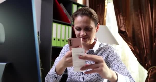 Усміхнена Жінка Сканує Двовимірний Код Допомогою Мобільного Телефону Онлайн Оплата — стокове відео