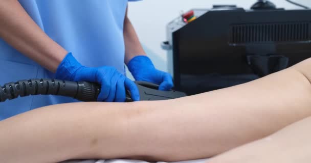 Female Cosmetologist Makes Laser Hair Removal Procedure Legs Patient Beauty — Vídeo de stock