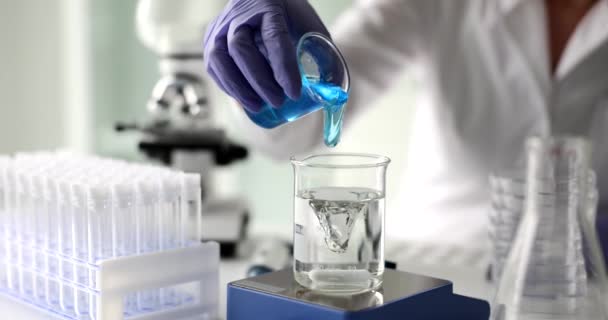 Wetenschapper Voegt Blauwe Gel Vloeistof Toe Aan Wervelend Water Het — Stockvideo