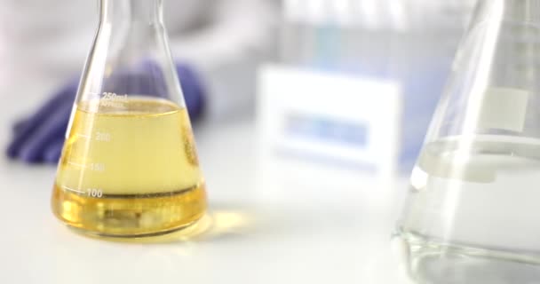 化学瓶中的未精炼葵花籽油放在桌上 实验室油品和油品组成的研究 — 图库视频影像