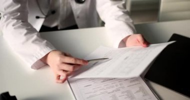 Kardiyolog kalp hastalıklarını ve hastanın elektrokardiyogramını inceliyor. Atardamar hipertansiyonu ve kalp işi sorunu.