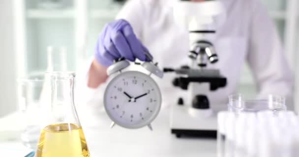 Doctor Scientist Holding Alarm Clock Laboratory Main Stages Scientific Research — Vídeos de Stock