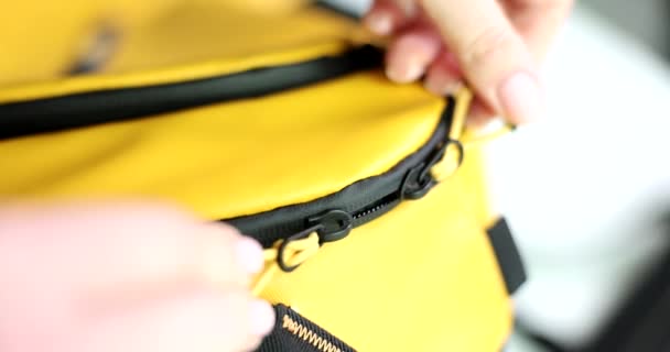 女用手打开黄色背包上的黄铜拉链 带滑块的金属拉链紧固 — 图库视频影像