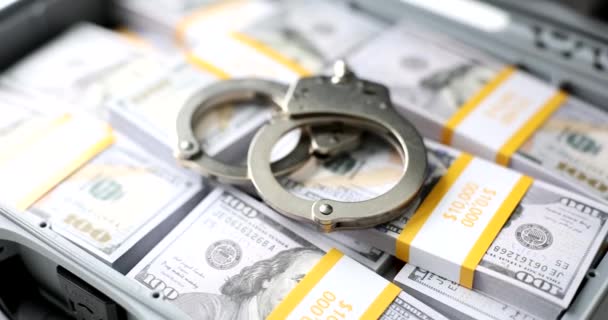 100ドルのアメリカの銀行券の手錠だ 汚職強盗詐欺 恐喝の概念 — ストック動画