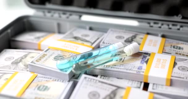 Testbuisjes Met Blauw Medisch Vloeibaar Vaccin Gif Koffer Met Dollars — Stockvideo