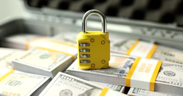 ロックされた組み合わせロックとお金の100ドルのワッド 金融安全保障とお金の保管 — ストック動画