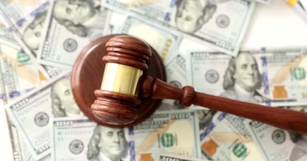 Judger Auctioneer Gavel Background Cash Dollars Closeup Bankruptcy Bail Corruption — Vídeo de Stock