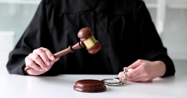 Judge Knocks Gavel Holds Out Handcuffs Courtroom Crime Punishment Concept — Αρχείο Βίντεο