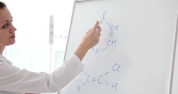 Kvinnlig Forskare Skriver Visar Kemiska Formler Ombord Kemiska Tecken Och — Stockvideo