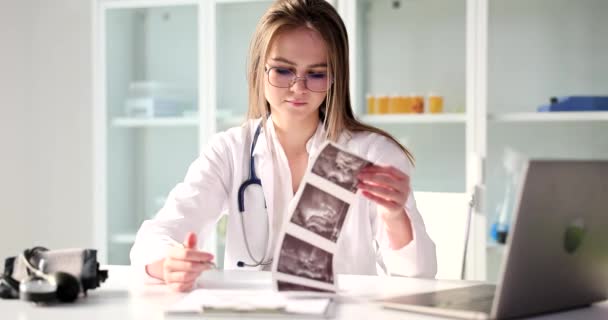 Der Frauenarzt Untersucht Das Ergebnis Der Ultraschalluntersuchung Der Gebärmutter Der — Stockvideo