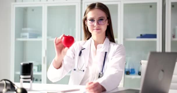 Dokter Cardioloog Heeft Een Rood Hart Cardiologie Kliniek Cardiotherapeut Meting — Stockvideo