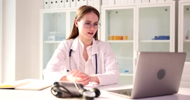 Lékař Komunikuje Vzdáleně Notebooku Pacienty Nebo Lékaři Prostřednictvím Internetu Prostřednictvím — Stock video