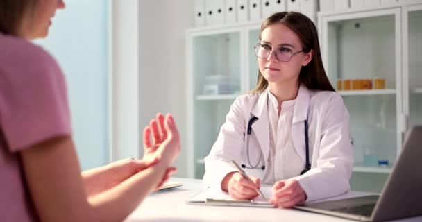 Orthopäde Führt Ärztliche Untersuchung Der Patientin Mit Handgelenkschmerzen Der Klinik — Stockvideo