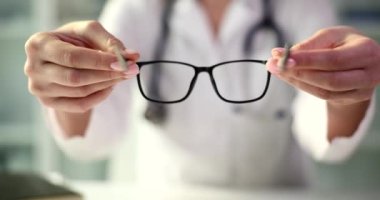 Optometrist yakın çekim için gözlük veriyor. Gözlük ve göz sağlığı için optimetri reçetesi
