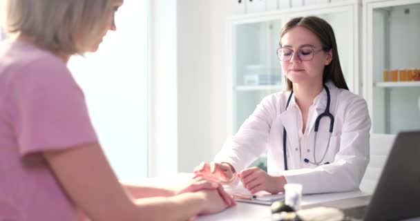 Hands Female Gynecologist Doctor Hold Patient Hand Encouragement Sympathy Medical — Vídeos de Stock