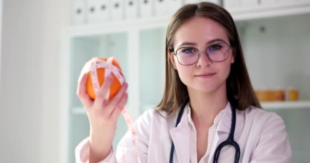 Nutritionist Doctor Measures Orange Recommends Healthy Diet Fight Obesity Balanced — Video Stock