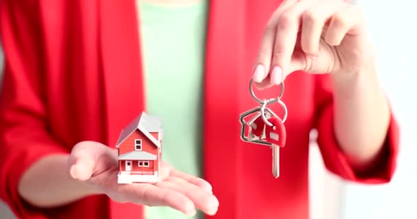 Ріелтор Агент Тримає Будинок Ключ Від Нового Житла Купівля Будинку — стокове відео