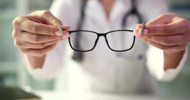 Optometrist Gives Glasses Good Vision Closeup Optometry Prescription Glasses Eye — Vídeo de stock