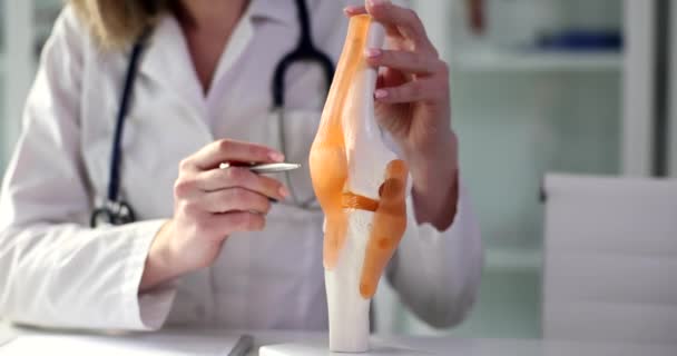 Traumatoloog Toont Ligamenten Spieren Kunstmatige Model Van Menselijke Knie Gewricht — Stockvideo