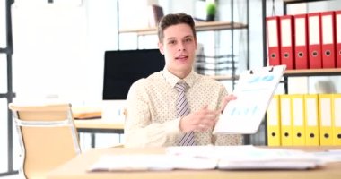 Genç öğrenci stajyer yönetici iş analizi ve istatistikleri gösteriyor. Pazarlamacı Analisti heyecanla online ticari göstergelere