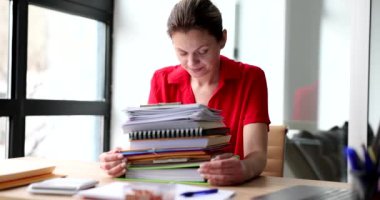 Kadın yönetici katip çok çalışan bir iş kadınıdır. Bir sürü fatura klasörüne sahip sıkıntılı sekreter kadın.