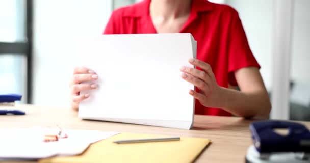 女商务部长持有许多文件或4张空白白纸 业务文件和文件工作 — 图库视频影像