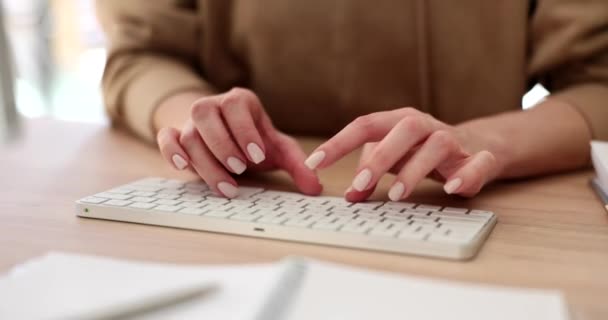 Office Worker Presses Keyboard Works Computer Remote Work Free Training — Αρχείο Βίντεο