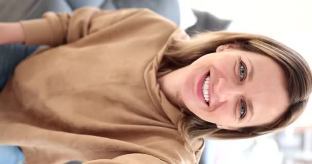 Vertical Video Image Mobile Webcam Smiling Attractive Woman Waving Hand — Αρχείο Βίντεο