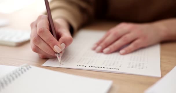 Kobieta Trzyma Ołówek Zaznacza Odpowiedzi Test Egzamin Zdawczy Krótki Formularz — Wideo stockowe