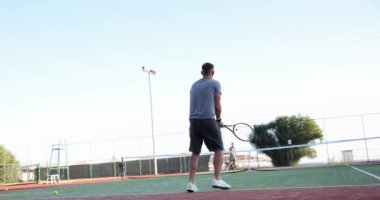 Tenis oyuncusu tenis kortunda tenis oynar. Spor sporu ve sağlık