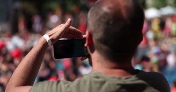 Smartphone Ruce Člověka Letním Koncertu Nebo Rally Natáčení Hromadné Sportovní — Stock video