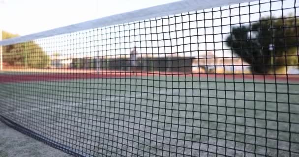 Bola Tenis Menyentuh Net Setelah Dipukul Dalam Gerakan Lambat Khas — Stok Video