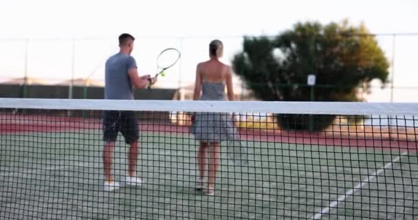 Tennis Paar Und Auf Dem Platz Für Das Gemeinsame Training — Stockvideo