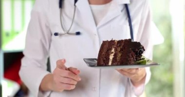 Diyetisyen kozmetik uzmanı tatlı ve nişastalı gıdaların tehlikeleri hakkında uyarıyor. Şekerlerin ve şekerin vücuda zararı