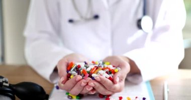 Doktor elinde bir sürü hap tutan hastalarla ilgilenir. Doktor emir rehberi hastaya açıklar ve ellerine bir sürü hap verir.