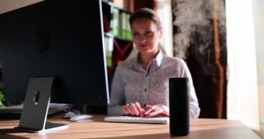 İş yerinin iş yerinde göreceli nem ve mikroiklimi korumak için nemlendirici. Odada iklim kontrolü