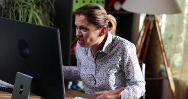 Kızgın kadın ofisteki bilgisayara bağırıp küfür ediyor. Kötü haber finansal rapor bilgisayar kilitlenmesi