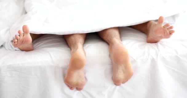 在家里做爱的时候 两条腿放在床上的床单下 亲密的家庭生活 — 图库视频影像