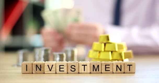 Inwestycje Sztabki Złota Biznesmeni Liczący Pieniądze Wzrost Kosztów Koncepcja Inflacji — Wideo stockowe