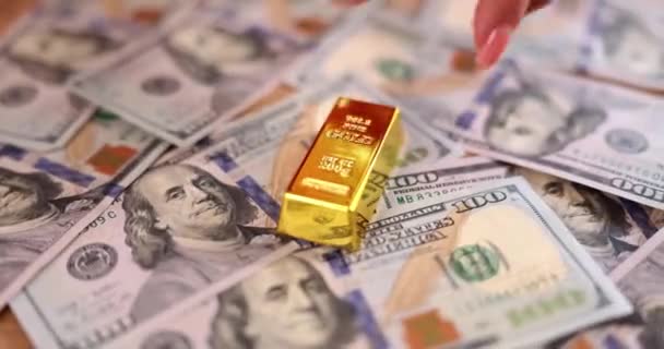 Τραπεζικός Υπάλληλος Τοποθετεί Στοίβα Ράβδων Χρυσού Φόντο Χαρτονομισμάτων Του Δολαρίου — Αρχείο Βίντεο