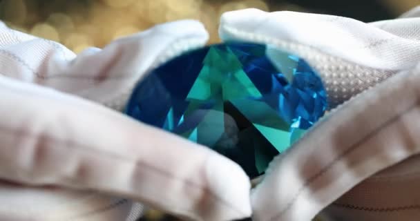 Kuyumcunun Elleri Kesilmiş Cilalanmış Mavi Elması Tutuyor Elmasların Berraklığı Rengi — Stok video