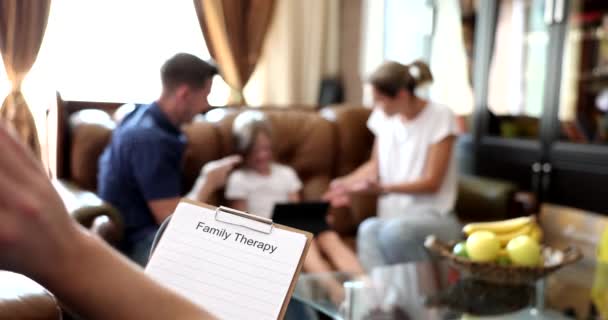 Vater Mutter Und Kind Beim Empfang Des Familienpsychologen Psychotherapie Mit — Stockvideo