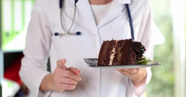 Kosmetolog Dietitianus Memperingatkan Tentang Bahaya Makanan Manis Dan Berbintang Bahaya — Stok Video