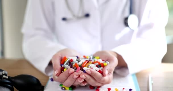 Dottore Prende Cura Del Paziente Tenendo Mano Molte Pillole Medico — Video Stock