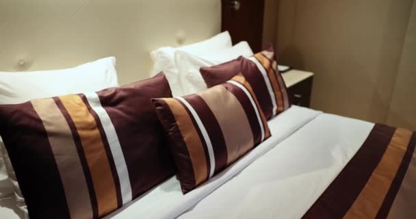 Modern Çarşaf Kahverengi Çizgili Yastıklar Pastel Keten Otel Servisi Seçimi — Stok video