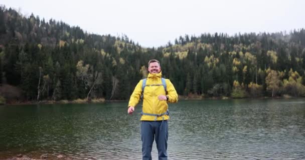 Gelukkige Mannelijke Toerist Regen Het Bos Het Bergmeer Doelstelling Prestatie — Stockvideo