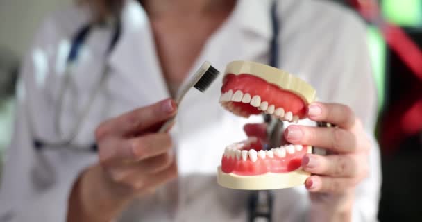 Οδοντίατρος Δείχνει Ασθενή Βουρτσίζει Δόντια Οδοντιατρική Κλινική Γιατρός Επιδεικνύει Κινήσεις — Αρχείο Βίντεο
